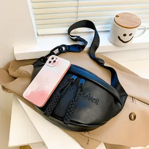 Detail of black lychee leather bag with chunky chain strap and styleproduct logo