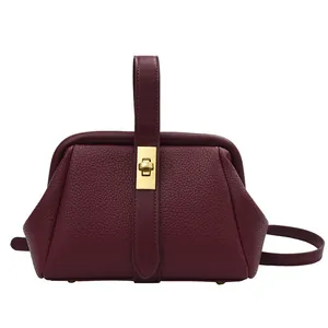 Sac à main bordeaux en cuir grainé avec fermoir doré et bandoulière pour femme