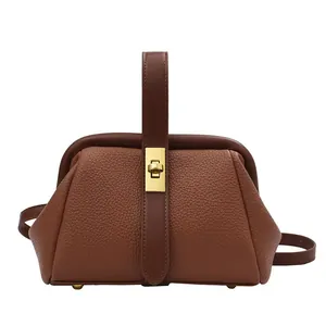 Sac docteur en cuir grainé marron avec fermoir doré et poignée supérieure
