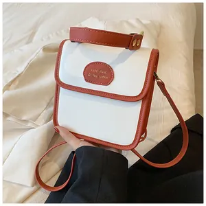 Piccola borsa quadrata a contrasto bianco e caramello con manico superiore e tracolla