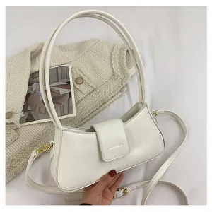 Detail der weißen Lederumhängetasche mit goldener Hardware und FASHION & BAGS Metallschrift