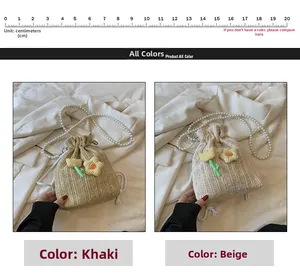 Détail de sacs seaux en paille tressée avec bandoulière perle et décor fleur en kaki