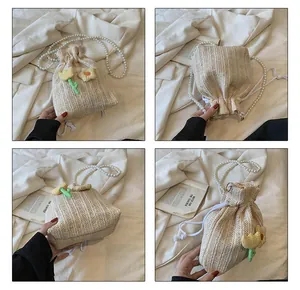 Détail du sac seau tissé avec bandoulière en perles et fleurs sous plusieurs angles