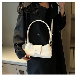 Detail einer cremeweißen Umhängetasche mit FASHION & BAGS Schriftzug und Handgriff