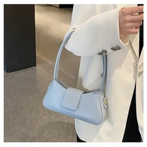 Hellblaue Unterarmtasche aus Kunstleder mit Fashion & Bags Print auf weißem Blazer