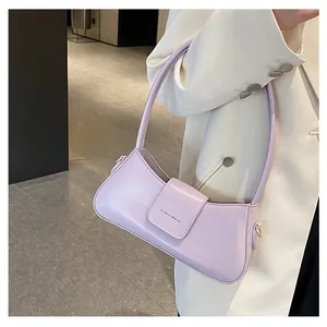 Detailansicht der hellvioletten Kunstleder-Schultertasche mit goldenen Metallhaken