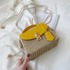 Stroen box schoudertas met gele lederen flap en witte madeliefje hanger accessoire