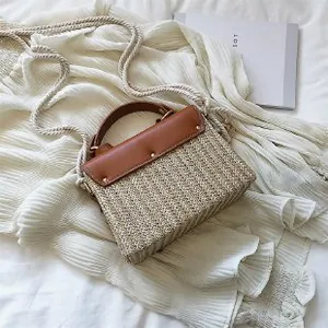 Vintage strooien doos tas met bruine lederen flap en witte touw schouderband voor dames