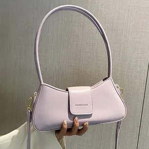 Minimalistische fliederfarbene Schultertasche mit goldenen Beschlägen und Griff