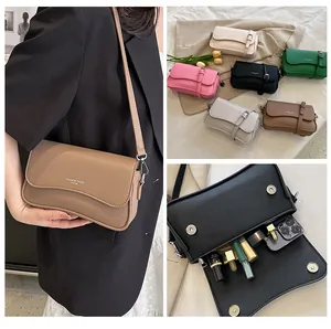 Detail der Innenausstattung der minimalistischen Damen-Baguette-Tasche aus Leder