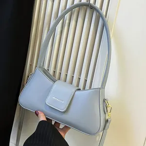 Elegante hellblaugraue Baguette-Tasche aus PU-Leder mit goldenen Metallbeschlägen