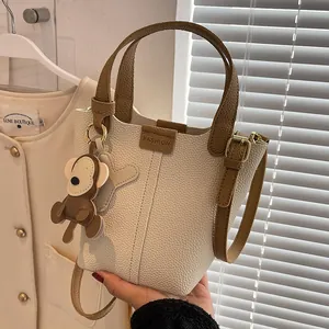 Damen Beuteltasche mit Litchi-Maserung PU Leder Umhängetasche Innentasche Tieranhänger Retro Einfarbig Schultertasche