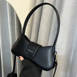 Elegante schwarze Halbmond-Schultertasche mit goldenen Beschlägen und Klappverschluss