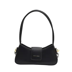 Klassische schwarze Baguette-Tasche mit goldener Hardware und Leder-Schultergurt