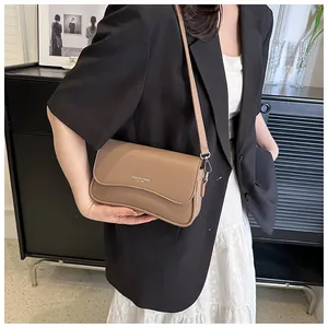 Detail einer khakifarbenen Umhängetasche mit Wellenklappe und FASHION TREND Aufdruck