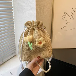 Sac Seau en Paille Tissée pour Femme avec Patch Floral et Cordon de Serrage avec Bandoulière en Chaîne de Fausses Künstliche Perles