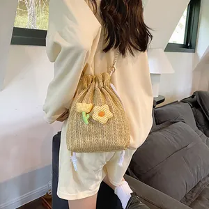 Sac seau tissé en paille avec bandoulière perle et décor floral à carreaux jaune