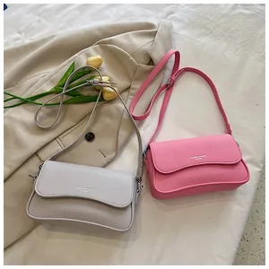 Detail der Schultertasche aus genarbtem Leder mit gewellter Klappe und silberner Hardware