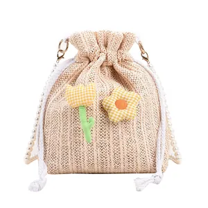 Sac seau tressé avec bandoulière perle et patchs floraux jaunes sur fond blanc