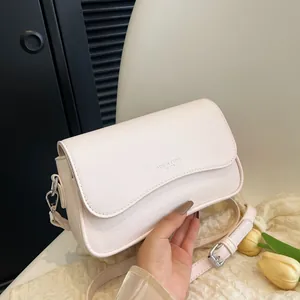 Elegante cremefarbene Baguette-Schultertasche aus Leder mit verstellbarem Riemen und Druck