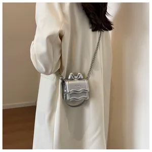 Zilveren mini crossbody tas met 3D-strik, gegolfde rand en metalen kettingriem