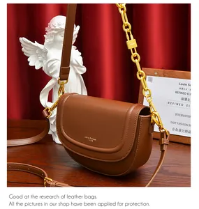 Détails du sac besace en cuir marron avec chaîne dorée et logo de marque Louis Samani