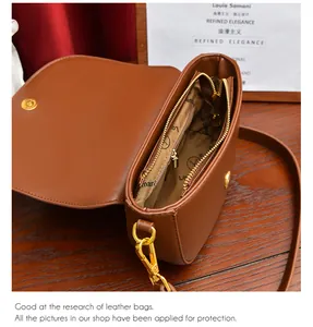 Vue de dessus de l'intérieur du sac selle marron avec fermeture éclair en métal