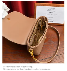 Détail de l'intérieur du sac besace kaki avec fermoir aimanté et boucles dorées