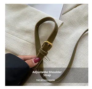 Détail de la bandoulière réglable en similicuir vert olive avec boucle en métal doré