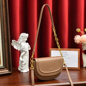 Sacoche classique en cuir marron avec chaîne dorée et bandoulière en cuir réglable