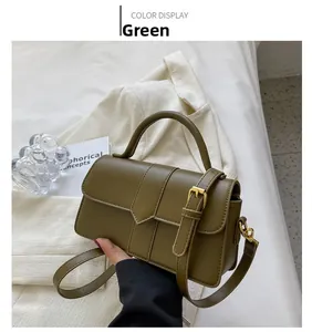 Détail du sac à bandoulière vert élégant en cuir avec boucle en métal doré brillant