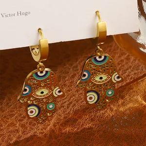 Hamsa Hand und Evil Eye Ohrhänger mit 18 Karat Vergoldung und buntem Emaille-Detail
