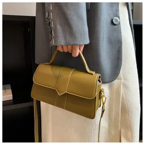 Sac bandoulière en cuir vert olive avec rabat en V et élégants détails dorés