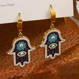 Goldene Hamsa-Hand-Ohrringe mit blauem Emaille-Auge und funkelnden Strasssteinen