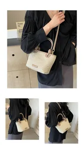 Détail du sac seau tissé avec poignées en cuir et finitions décoratives à nœuds
