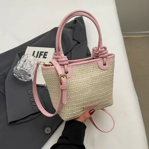 Sac seau bicolore en paille tressée rose et beige avec poignée et bandoulière