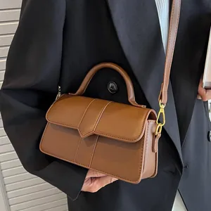 Sac bandoulière minimaliste en cuir PU caramel avec rabat en V et garnitures dorées chic