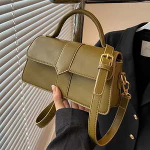 Sac à bandoulière vert olive en similicuir avec poignée et finitions dorées