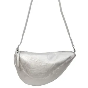 Minimalistische zilveren asymmetrische zadeltas van metallic leer met dunne schouderriem