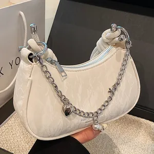 Sac Sous le Bras en Cuir PU Plissé pour Femme Avec Chaîne Argentée Pendentifs Coeur Étoile Künstliche Perle Bandoulière Nouée