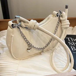 Sac bandoulière en cuir blanc crème avec sangle à nœud et chaîne argentée à cœur