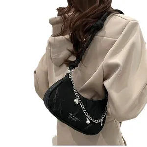 Sac hobo noir plissé en forme de croissant avec pendentifs en métal argenté