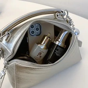 Bolso de mano triangular plateado metalizado con cadena y amplio espacio interior para cosméticos