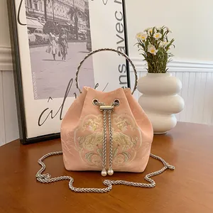 Elegante borsa a secchiello in raso rosa con ricami floreali e manico circolare argento