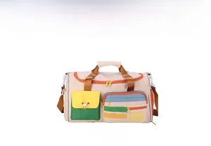 Dettaglio borsa da palestra bianco sporco con tasche colorate e scritta Hello Weekend