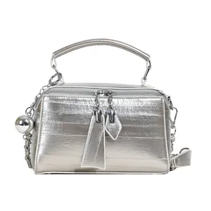 Bolso bandolera plateado metalizado con asa superior y cadena para mujer