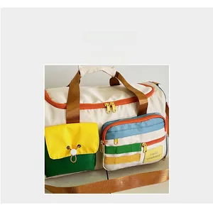 Dettaglio della borsa da viaggio con tasche multicolore e tessuto in nylon resistente