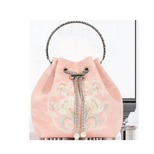 Borsa a secchiello in seta rosa con ricamo floreale, manico argento e coulisse di perle