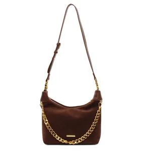 Sac hobo femme en daim marron foncé avec chaîne dorée et bandoulière réglable chic