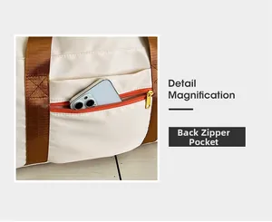 Tasca posteriore con cerniera della borsa da viaggio beige con uno smartphone